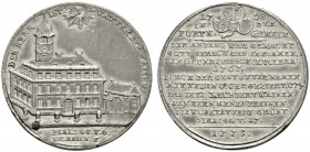 Altdeutsche Münzen und Medaillen 
 -Fürth, Stadt 
 Zinnmedaille mit Kupferstift 1775 von J.Chr. Reich, auf das Armenschulhaus in Fürth. Ansicht des ...