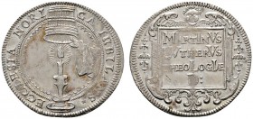 Altdeutsche Münzen und Medaillen 
 Nürnberg, Stadt 
 Silbermedaille 1617 unsigniert, auf das Reformationsjubiläum. Hand hält Scheffel über eine bren...