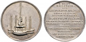 Altdeutsche Münzen und Medaillen 
 Nürnberg, Stadt 
 Silbermedaille 1687 von G. Hautsch, auf den Tritonbrunnen auf dem Neuen Bau (heutiger Maxplatz)...