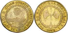 1822. Chile. Santiago. FI. 8 escudos. (Fr. 33) (Kr. 84) (Cal. Onza 1612). 27,31 g. AU. Rayitas. Escasa. MBC-.
