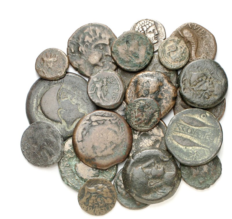 Lote de 23 monedas de cecas surtidas, incluye un denario con perforación. A exam...