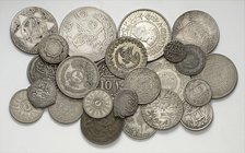 Conjunto de 24 monedas de diversos países árabes, la mayoría en plata. Muy interesante. A examinar. BC/S/C-.