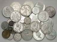 Lote de 65 monedas de diferentes países, la mayoría en plata tamaño duro. A examinar. MBC/S/C.