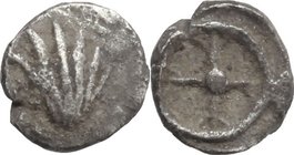 Greek Italy. Southern Apulia, Tarentum. AR 1/6 litra, 500-480 BC. D/ Cockle shell. R/ Wheel. HN Italy 836. SNG ANS 1334. Vlasto 1117-21. AR. g. 0.11 m...