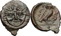 Sicily. Kamarina. AE Onkia, c. 420-405 BC. D/ Gorgoneion. R/ KAMA. Owl standing right, head facing, grasping lizard; pellet in exergue. CNS 13. AE. g....