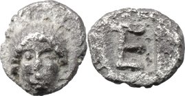 Greek Asia. Ionia, Kolophon. AR 1/48 Stater, 490-400 century BC. D/ Facing head of Apollo. R/ TE monogram. Von Aulock 1999. AR. g. 0.23 mm. 6.00 VF.