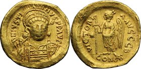 Justin I (518-527). AV Solidus, Constantinople mint, c. 518-519 AD. D/ DN IVSTI-NVS PP AVG. Helmeted and cuirassed bust facing slightly right, holding...