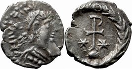 Justinian I (527-565). AR Half Siliqua, Ravenna. D/ DN IVSTINIANVS [ ]. Diademed and cuirassed bust right. R/ Rho-headed cross, surmounting globus, st...