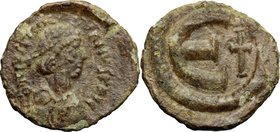 Justinian I (527-565). AE Pentanummium, uncertain mint. D/ D N IVSTINIANVS PP VG. Diademed, draped and cuirassed bust right. R/ Large Є with cross in ...