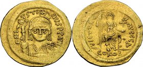 Justin II (565-578). AV Solidus, Constantinople mint. D/ DN I-VSTI-NVS PP AVI. Helmeted and cuirassed bust facing, holding Victory on globe and shield...