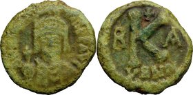 Maurice Tiberius (582-602). AE Half Follis, Ravenna mint. D/ Draped and cuirassed bust facing, wearing plumed helmet and holding globus cruciger. R/ L...