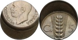Vittorio Emanuele III (1900-1943). 5 centesimi decentrato. AE. g. 3.27 mm. 21.00 SPL+.