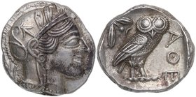 454 - 404 aC. Attika. Tetradrachma. KM 125/6/7. Ag. 17,25 g. Cabeza de Athena con una rama de olivo decorando el casco ático, aretes y collar a la der...