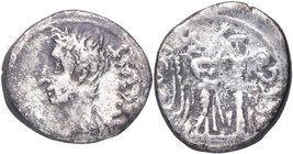 27 aC – 14 dC. Augusto . Emerita (Mérida). Quinario. FAB 983. Ag. 1,45 g. AVGVST, Cabeza de Augusto descubierto a la izquierda /P CARISI – LEG, Person...