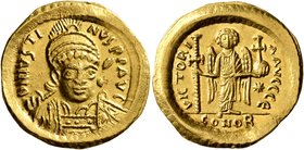 Justin I, 518-527. Solidus (Gold, 21 mm, 4.39 g, 6 h), Constantinopolis, 519-527. D N IVSTINVS P P AVG Pearl-diademed, helmeted and cuirassed bust of ...