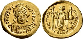 Justin I, 518-527. Solidus (Gold, 20 mm, 4.45 g, 7 h), Constantinopolis, 519-527. D N IVSTINVS P P AVG Pearl-diademed, helmeted and cuirassed bust of ...