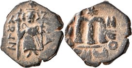 Constans II, 641-668. Follis (Bronze, 21 mm, 4.25 g, 4 h), Constantinopolis, RY 2 = 642/3. EN T૪TO NIKA Constans II standing facing, wearing crown sur...