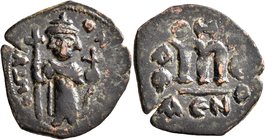 Constans II, 641-668. Follis (Bronze, 23 mm, 3.73 g, 7 h), Constantinopolis, RY 2 = 642/3. EN T૪TO N[IKA] Constans II standing facing, wearing crown s...