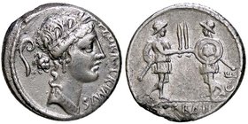 ROMANE REPUBBLICANE - SERVILIA - C. Servelius C. f. (57 a.C.) - Denario - Testa di Flora a d.; dietro, un lituo /R Due guerrieri si presentano le spad...