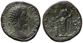ROMANE IMPERIALI - Marco Aurelio (161-180) - Sesterzio - Testa laureata a d. /R La Salute stante a s. alimenta un serpente che si erge da altare e tie...