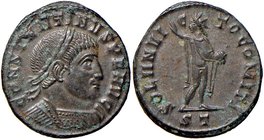 ROMANE IMPERIALI - Costantino I (306-337) - Follis (Ticino) - Busto laureato e corazzato a d. /R Il Sole radiato stante a s. con la d. alzata e un glo...
