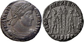 ROMANE IMPERIALI - Costantino I (306-337) - Follis ridotto (Siscia) - Busto diademato e drappeggiato a d. /R Due legionari affrontati con lancia e scu...
