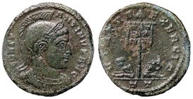 ROMANE IMPERIALI - Costantino I (306-337) - Follis ridotto (Ticinum) - Busto elmato e corazzato a d. /R Stendardo tra due prigionieri C. 697 (MI g. 2,...