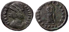 ROMANE IMPERIALI - Fausta (moglie di Costantino I) - AE 3 - Busto drappeggiato a d. /R Fausta stante di fronte con la testa a s. con in braccio Costan...