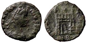 ROMANE IMPERIALI - Magno Massimo (383-388) - AE 4 - Busto diademato e drappeggiato a d. /R Porta da campo sormontata da due torri e una da una stella ...