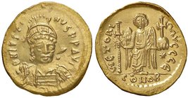 BIZANTINE - Giustino I (518-527) - Solido - Busto con elmo e corazza e lancia /R Vittoria di fronte con globo crucigero e lunga croce, a d. stella Rat...