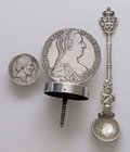 VARIE - Argenti Cucchiaio portoghese ricavato da medaglia (gr. 9,88), tappo con tallero di Maria Teresa (gr. 38,08), gemello in MB ricavato da moneta ...