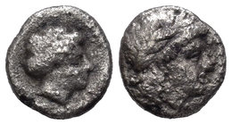 Lesbos. Mytilene. Dióbolo. 400-350 a.C. (Gc-4262). Anv.:  Cabeza laureada de Apolo. Rev.:  Cabeza de ¿Afrodita? a derecha. Ag. 1,28 g. Oxidaciones. F....