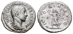 Severus Alexander. Denario. 231 d.C. Rome. (Spink-7928). (Seaby-556a). Rev.: VICTORIA AVG. Victoria avanzando a izquierda con corona y palma. Ag. 3,01...