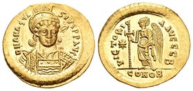 Anastasius. Sólido. 491-518 d.C. Constantinople. (S-5). (Ratto-321). Rev.: VICTORIA AVGGG B / CONOB. Victoria en pie a izquierda con cruz larga, estre...