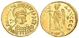 Anastasius. Sólido. 491-518 d.C. Constantinople. (S-3). Rev.: VICTORIA AVGGG B / CONOB. Victoria en pie a izquierda con cruz larga, estrella en el cam...