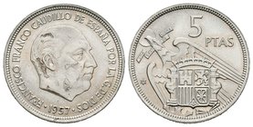 Estado Español (1936-1975). 5 pesetas. 1957*58. 5,78 g. Manchas. Almost UNC. Est...18,00.