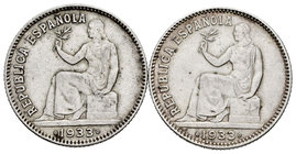 Lote de 2 piezas de plata de 1 peseta de 1933. A EXAMINAR. XF. Est...30,00.