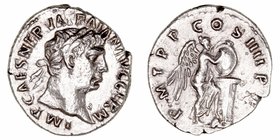 Trajano
Denario. AR. (98-117 d.C.). R/P.M. TR.P. COS.IIII P.P. La victoria estante a la der., un pie sobre un yelmo e inscribiendo clípeo sobre cipo....