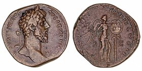Lucio Vero
Sestercio. AE. (164-169). R/TR. P.IIII IMP.II COS.II. S.C. Victoria semidesnuda colocando sobre una palmera un clípeo con la inscripción V...