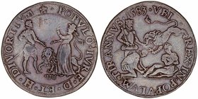 Felipe II
Jetón. AE. Dordrecht. 1583. El rey Felipe y león atacando. Caballero arrodillado delante de figura femenina (Bélgica) sentada y encadenada....