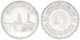 Egipto 
Libra. AR. 1361 H. (1972). Milenario de la Mezquita de Al-Azhar. Suave pátina. 25.00g. KM.424. EBC-.