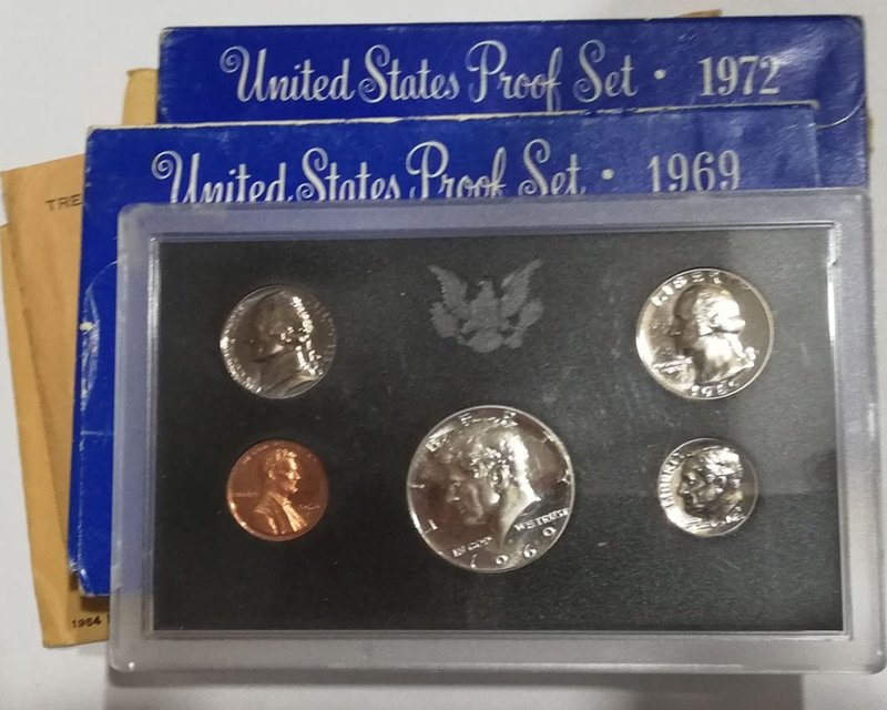 Estados Unidos 
Lote de 5 Proof Sets. 1961, 1962, 1964, 1969 y 1972. Los sobres...