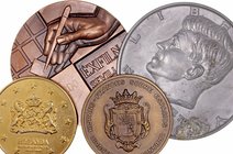 Medalla. AE. Lote de 3 medallas. Exfilna Sevilla 1974 (70mm), Villa de Madrid 1985 (50mm), Holanda (40mm) y Kennedy copia del 1/2 Dólar en gran format...