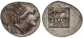 GREEK COINS
Dracma. 88-84 a.C. MAGISTRADO MAES. RODAS. ISLAS DE CARIA. Anv.: Cabeza radiada de Helios a derecha. Rev.: MAH¶encima, P - rosa - O; Isis...
