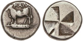 GREEK COINS
Siclo. 340-320 a.C. KALCHEDON. BITHYNIA. Anv.: Toro de pie, debajo espiga, encima: KA¶X. Rev.: Cuadrado incuso con patrón molino-viento. ...