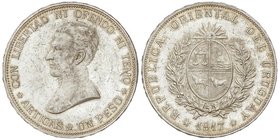 WORLD COINS: URUGUAY
1 Peso. 1917. 24,98 grs. AR. Artigas. (Pequeños golpecitos). Restos de brillo original con ligera pátina dorada irregular. KM-23...