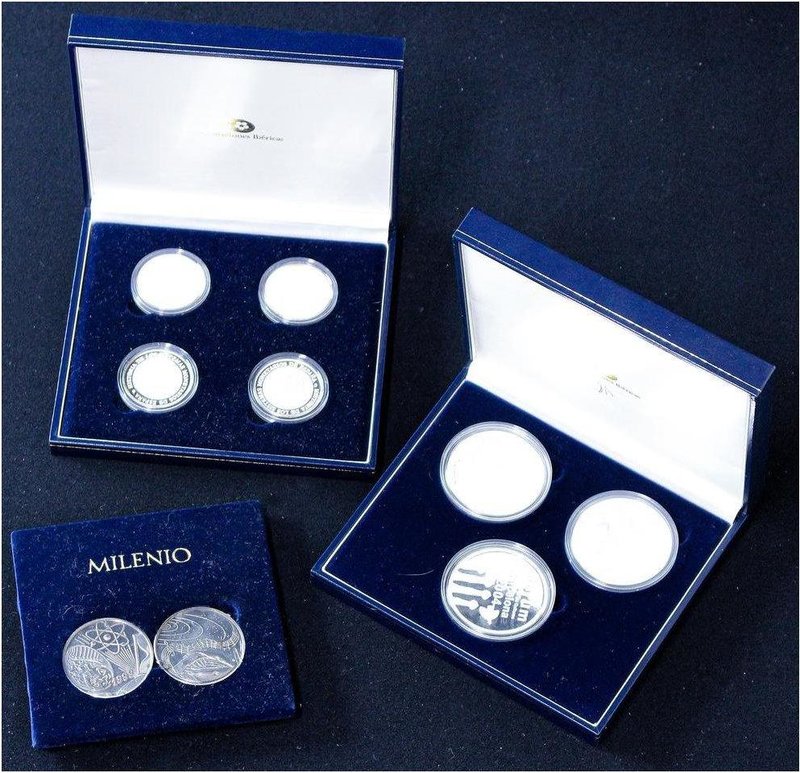 SPANISH MEDALS
Lote 3 series de medallas. AR. Serie 2 medallas Milenio, Serie 4...