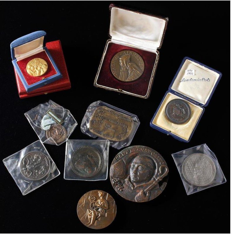 SPANISH MEDALS
Lote 35 medallas. Siglo XX. AE, Br, Metal gris, plateado. Ø 26 a...