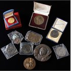 SPANISH MEDALS
Lote 35 medallas. Siglo XX. AE, Br, Metal gris, plateado. Ø 26 a 105 mm. Destaca Academia Cots 1932, Cent. Restauración Universitat Ba...