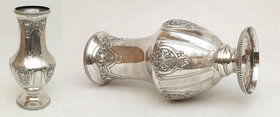 Antiques, sculptures and silver
Vase Silver - XIX wiek 
Francja XIX wiek. Srebro (Minerwa. Bardzo ładny, duży wazon, zdobiony przy podstawie. Waga 6...